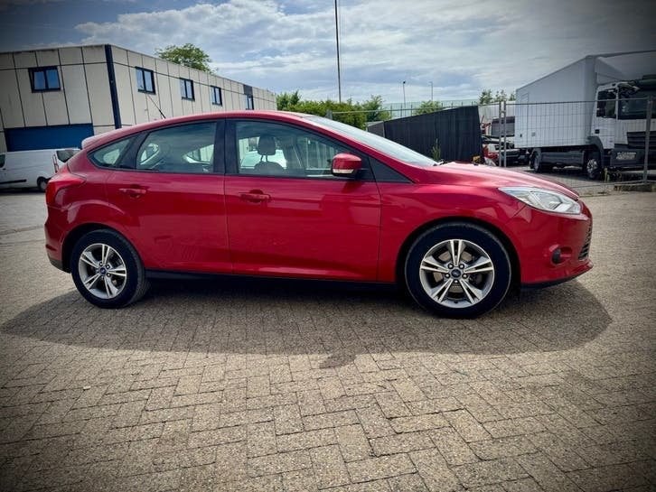 Te koop: Ford Focus 1.0benzine uit 2013 _127.000 km., Focus, Bedrijf, Rood, Te koop