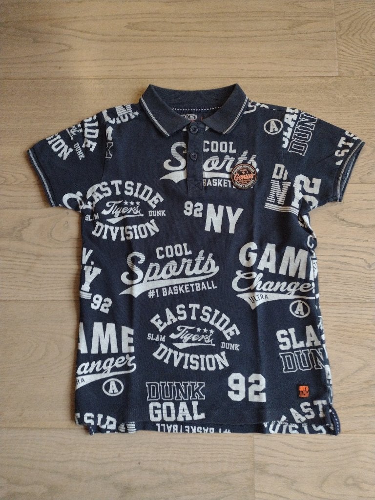 Toffe donkerblauwe polo met witte print - Mt 140/146, Kinderen en Baby's, Kinderkleding | Maat 140, Ophalen, Zo goed als nieuw