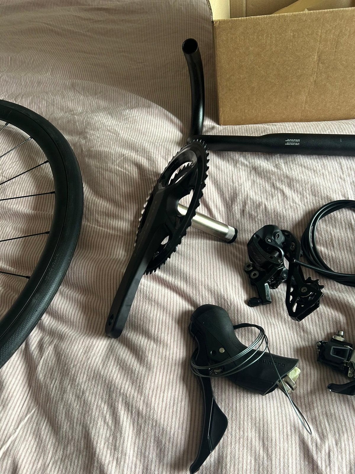 Nieuwe Shimano 105 12-speed groepset/DT Swiss wielset/stuur, Fietsen en Brommers, Ophalen, Nieuw, Zadel