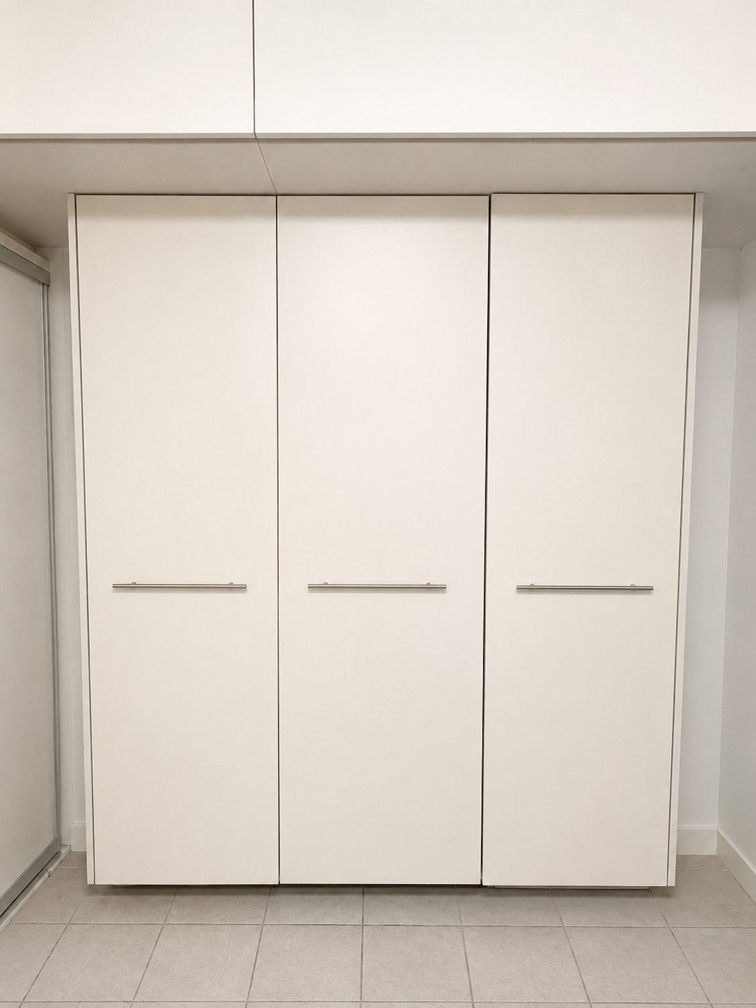 witte opbergkast met bezemkast en verstelbare planken, Huis en Inrichting, Ophalen, Gebruikt