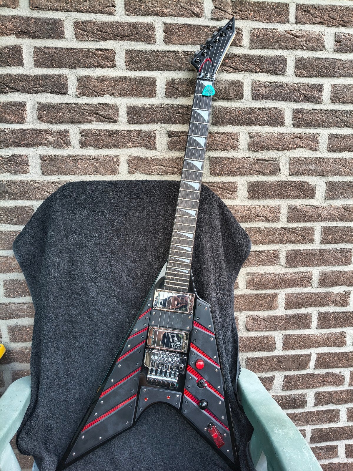 V stijl gitaar ( einde project ), Musique & Instruments, Instruments à corde | Guitares | Électriques, Neuf, Solid body, Autres marques