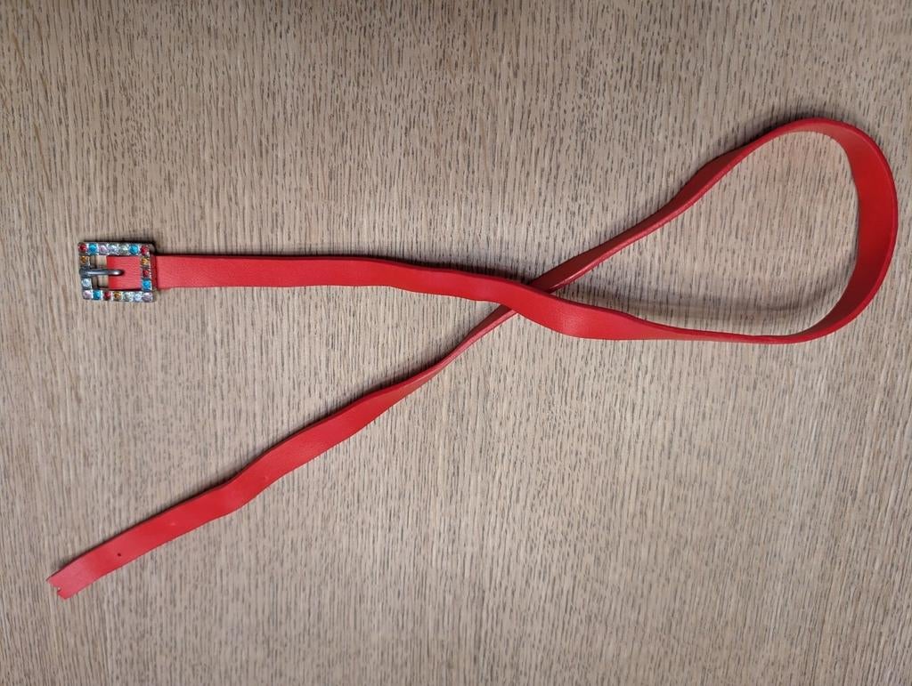 Belle ceinture rouge avec des strass dans la boucle, Rouge, Enlèvement ou Envoi, Comme neuf, Ceinture taille