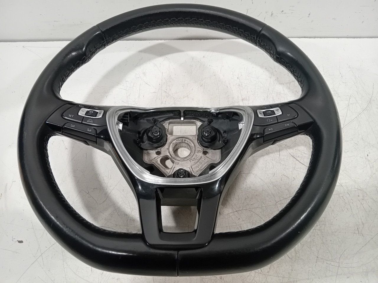 Stuur Volkswagen Tiguan, Onderdelen@venauto.nl, Van der Ven Autorecycling B.V., Ettenseweg 76, 4706 PB Roosendaal, The Netherlands