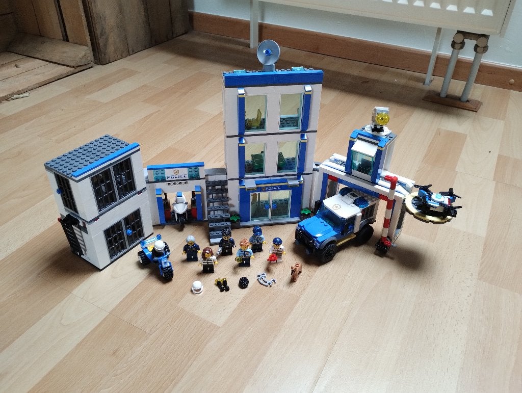 LEGO 60246 Police Station (niet compleet), Kinderen en Baby's, City, Lego, Ophalen of Verzenden, Zo goed als nieuw