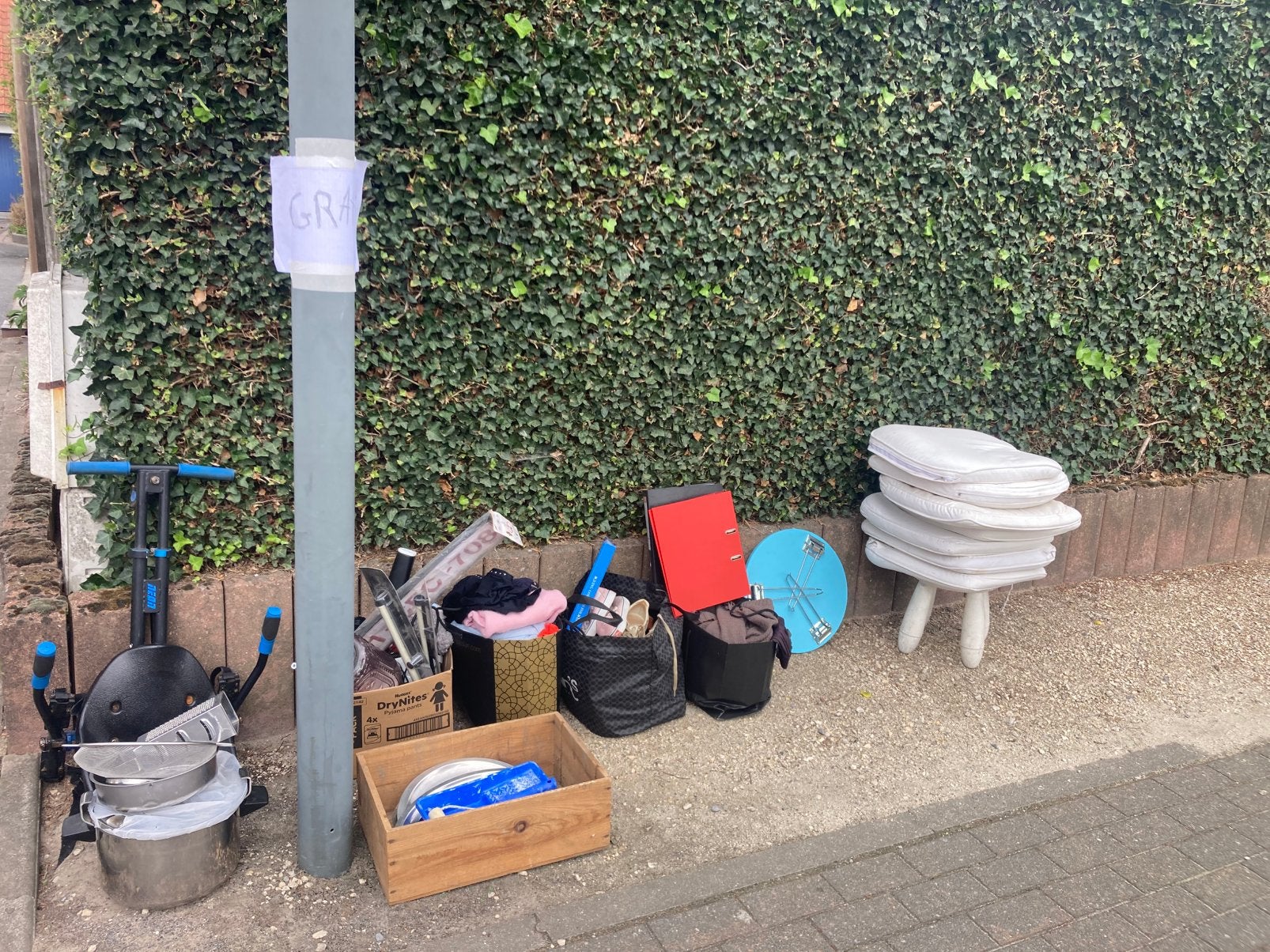 Gratis ، Alles staat buiten!, Enlèvement, Comme neuf