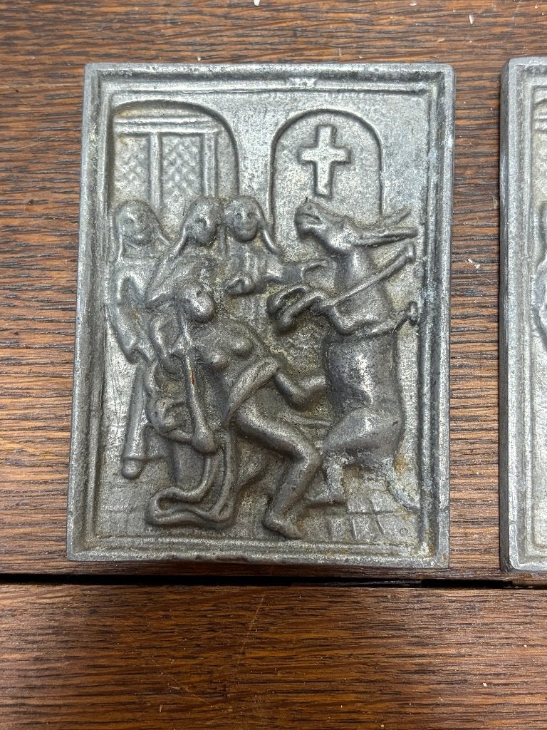 Set van 2 antieke tinnen/metalen reliëfplaquettes, Enlèvement ou Envoi, Métal, Objet de décoration, Vintage