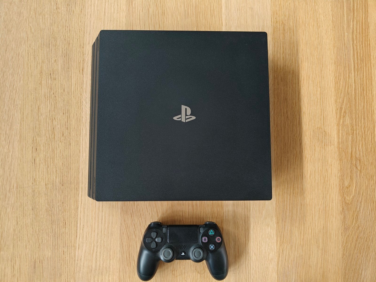 PS4 Pro 1TB - en parfait état avec manette et 2 jeux, Enlèvement ou Envoi, Avec 1 manette, Comme neuf, 1 TB