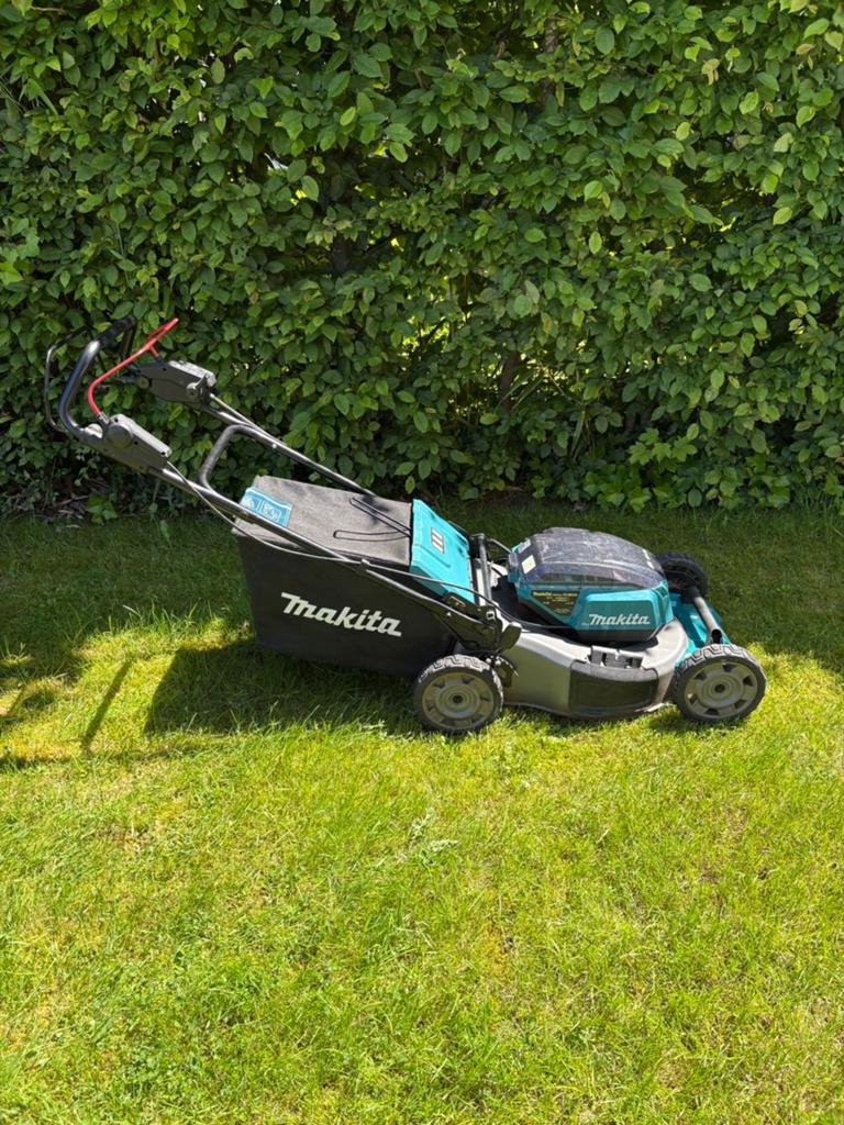 Makita DLM532Z zelftrekkende accu grasmaaier 53cm, Tuin en Terras, Ophalen, Accu-grasmaaier, Zo goed als nieuw, 50 cm of meer