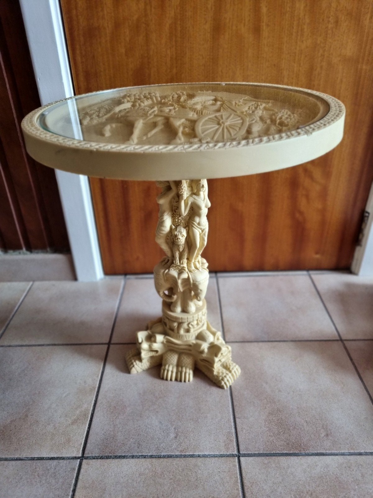 Prachtige vintage bijzettafel met reliëf te koop, Ophalen