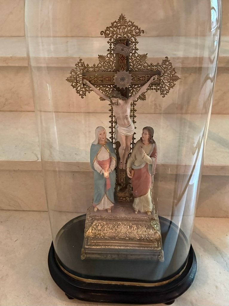 Antiek Jezus Kruisbeeld onder Glazen Stolp, Enlèvement