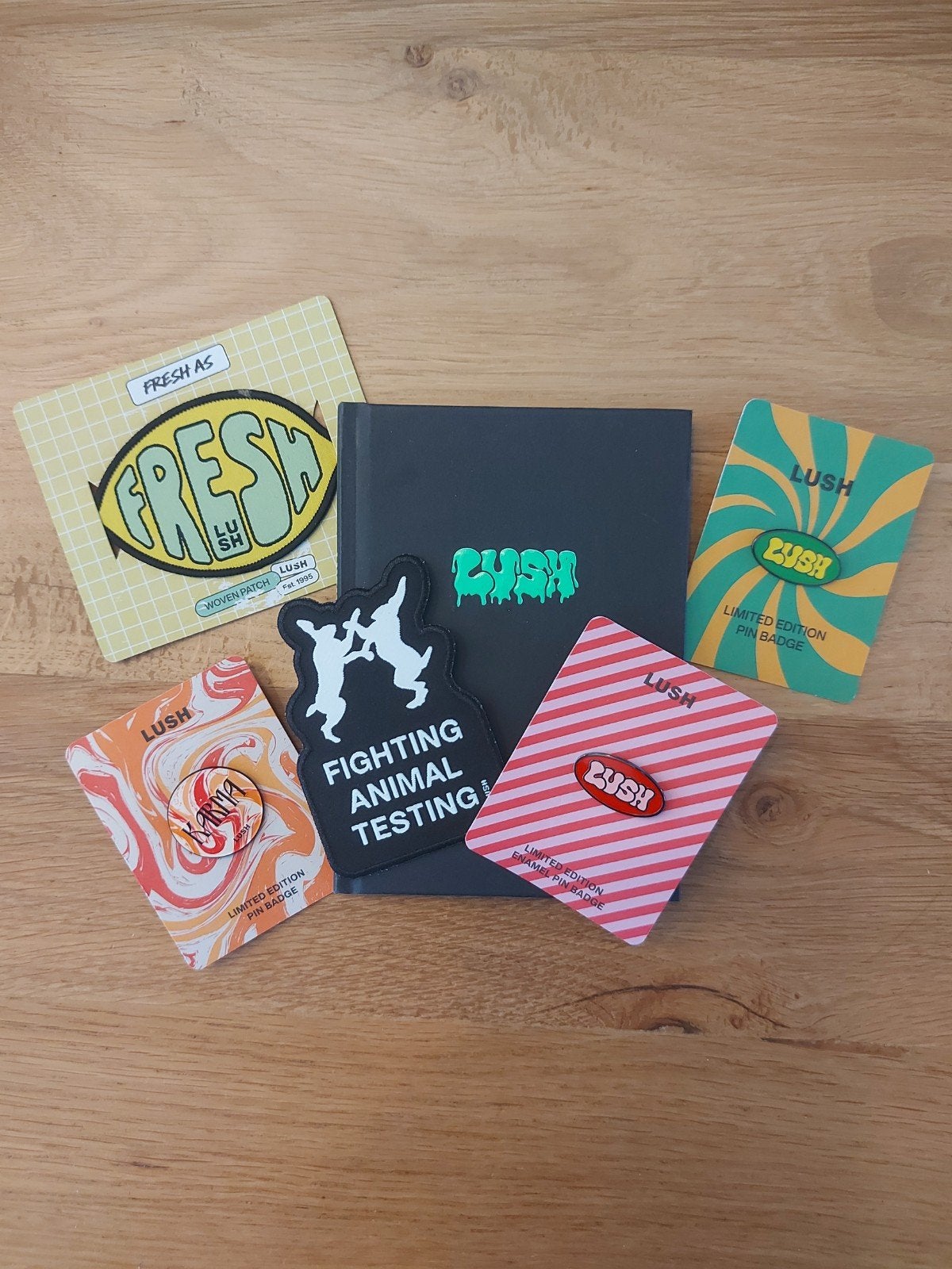 Lush pakket met pins en patches, Enlèvement ou Envoi, Neuf, Marque, Insigne ou Pin's