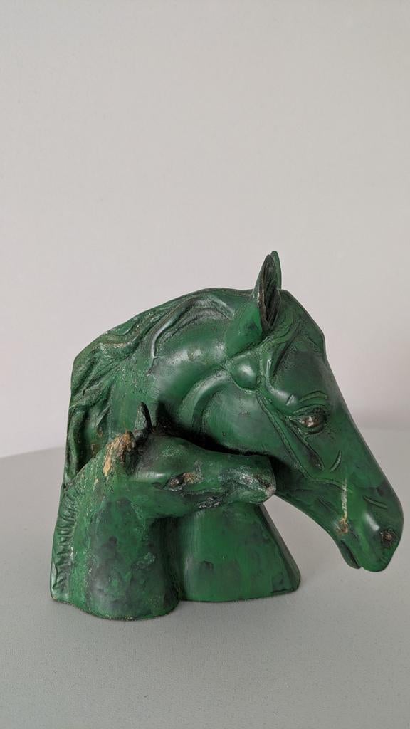 Tête de chevaux (en bronze ?), Enlèvement