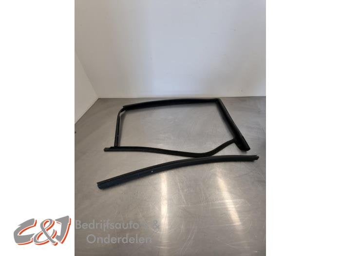 Portierrubber 4Deurs links-voor van een Ford Transit Courier, Gebruikt, -, -, Ophalen of Verzenden