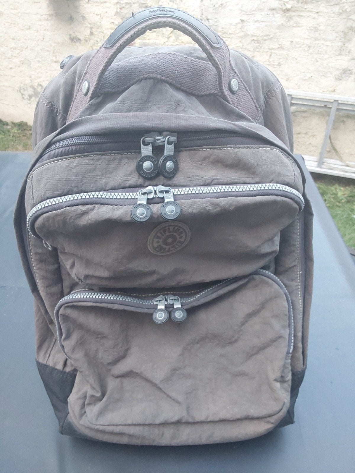 A VENDRE GRAND SAC à DOS *KiPLING*TAUPE+ROULETTES=EXTRA ÉTAT, Bijoux, Sacs & Beauté, Sacs | Sacs à dos, Enlèvement, Utilisé, Kipling