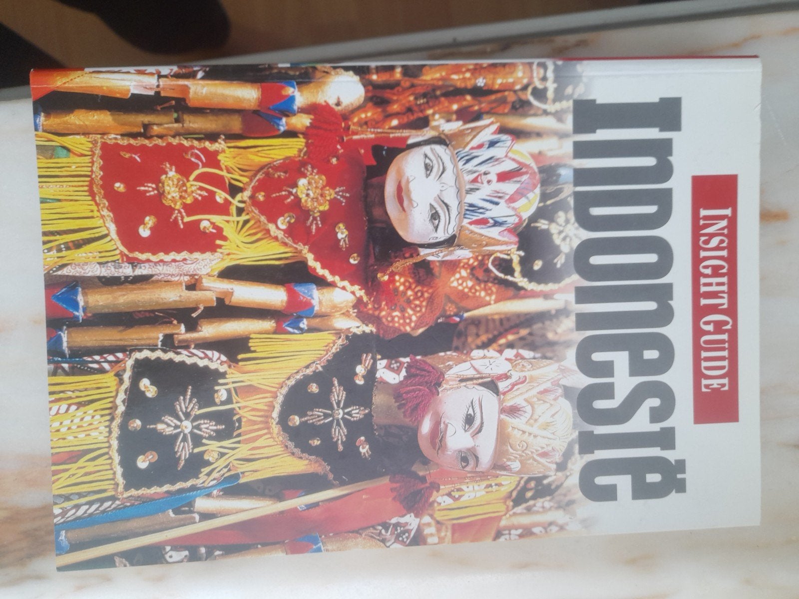 reisgids Indonesië Insight Guide, Ophalen