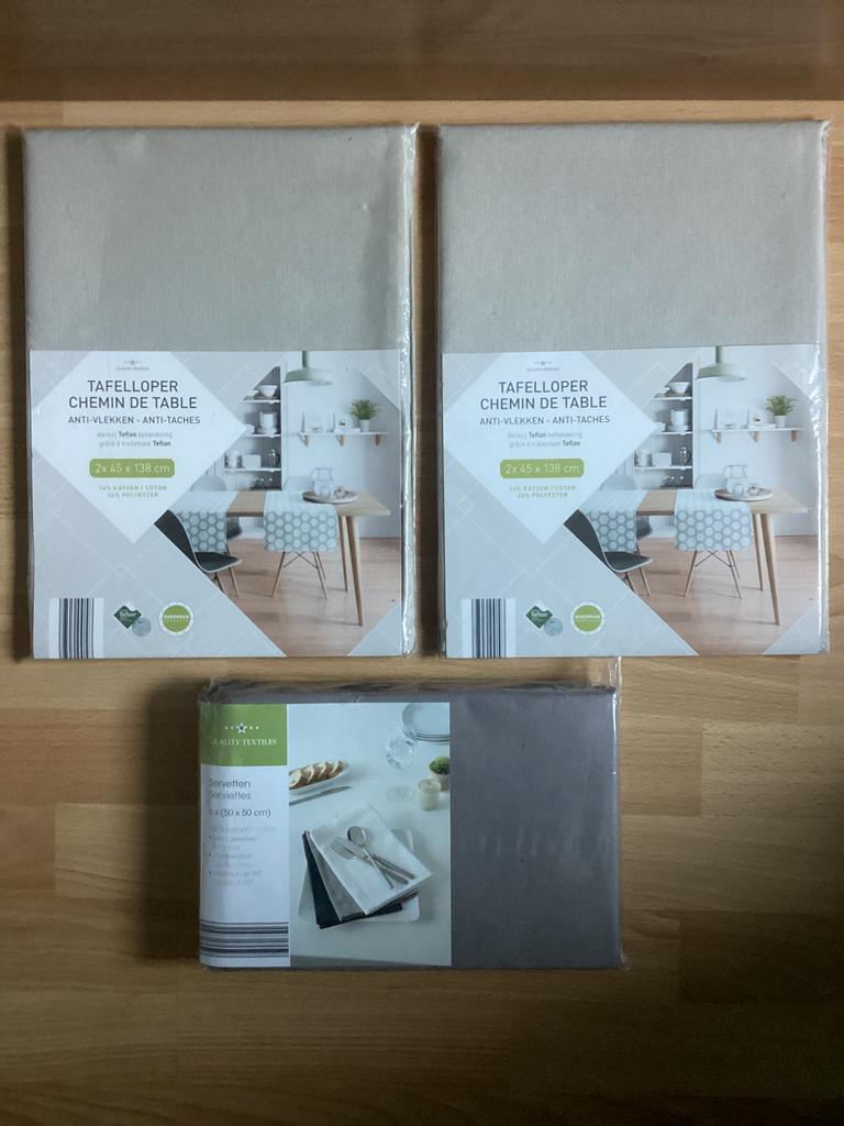 Tafellopers en servetten Quality Textiles - Nieuw, Maison & Meubles, Cuisine | Linge de cuisine, Neuf, Beige, Enlèvement ou Envoi
