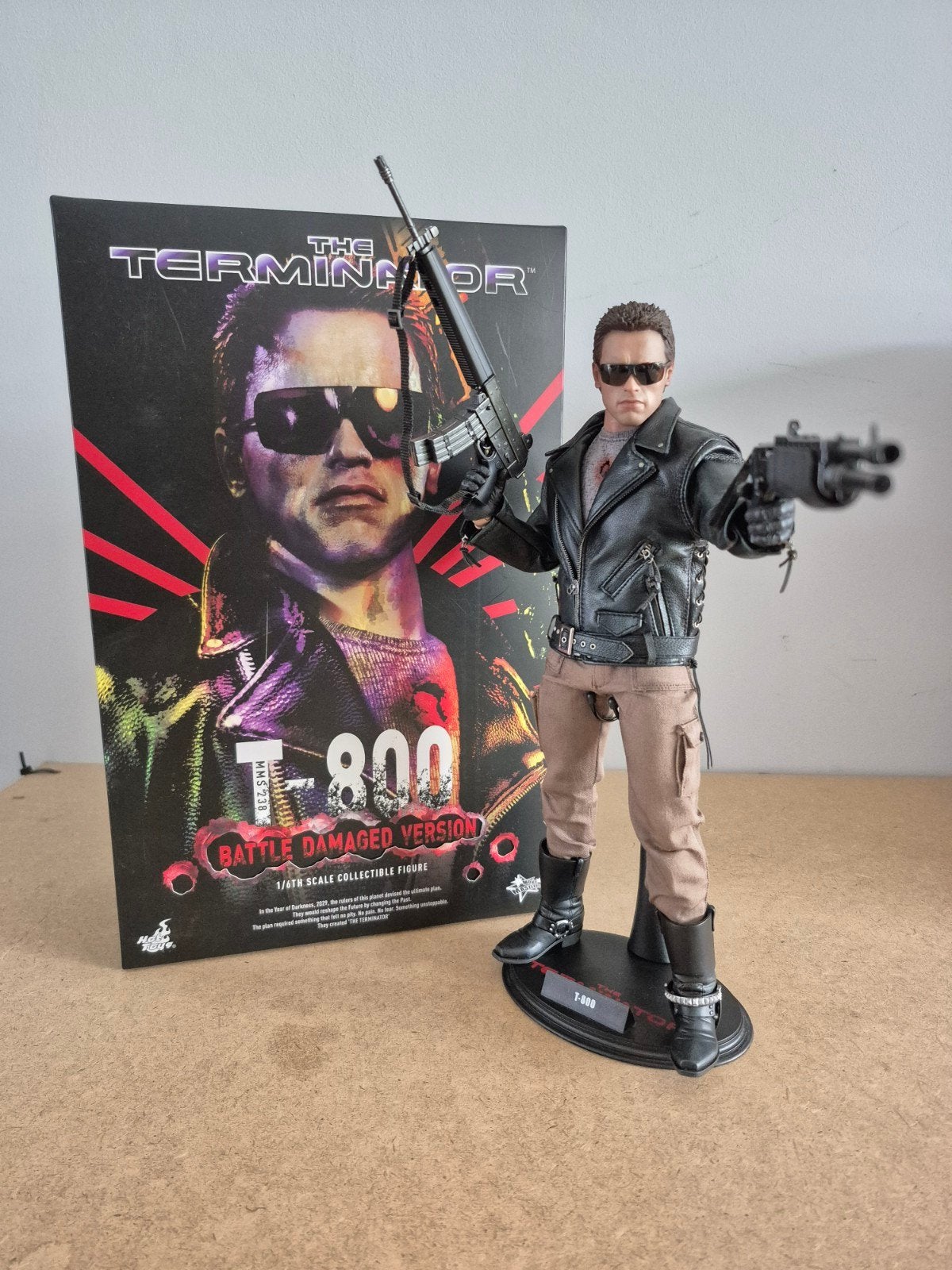 Hot Toys Terminator Battle Damaged T-800, Collections, Cinéma & Télévision, Enlèvement ou Envoi, Comme neuf, Film, Figurine ou Poupée