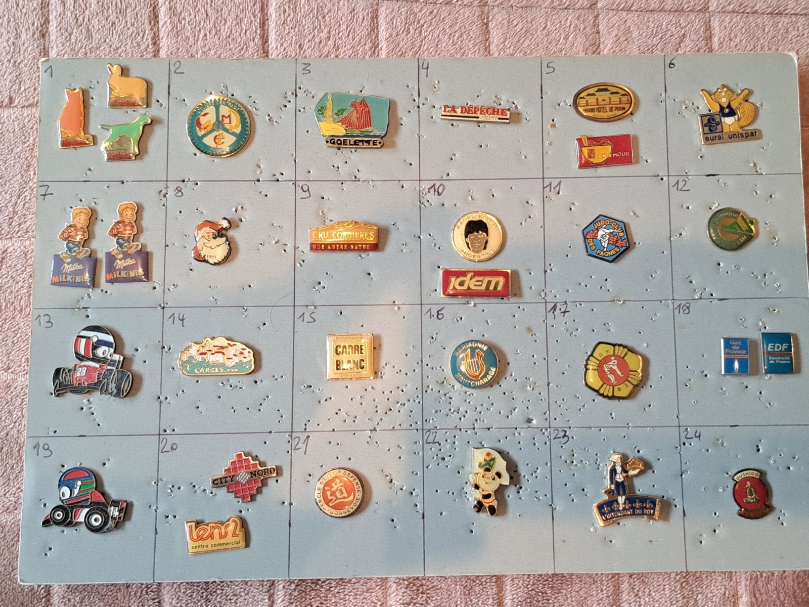 pin's pins à la case, Collections, Enlèvement