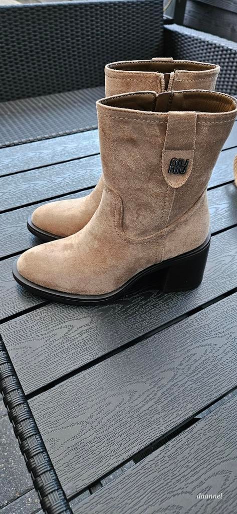 Nieuwe suède laarsjes maat 36> méér maat 37/38, Kleding | Dames, Schoenen, Ophalen of Verzenden, Nieuw, Beige, Lage of Enkellaarzen