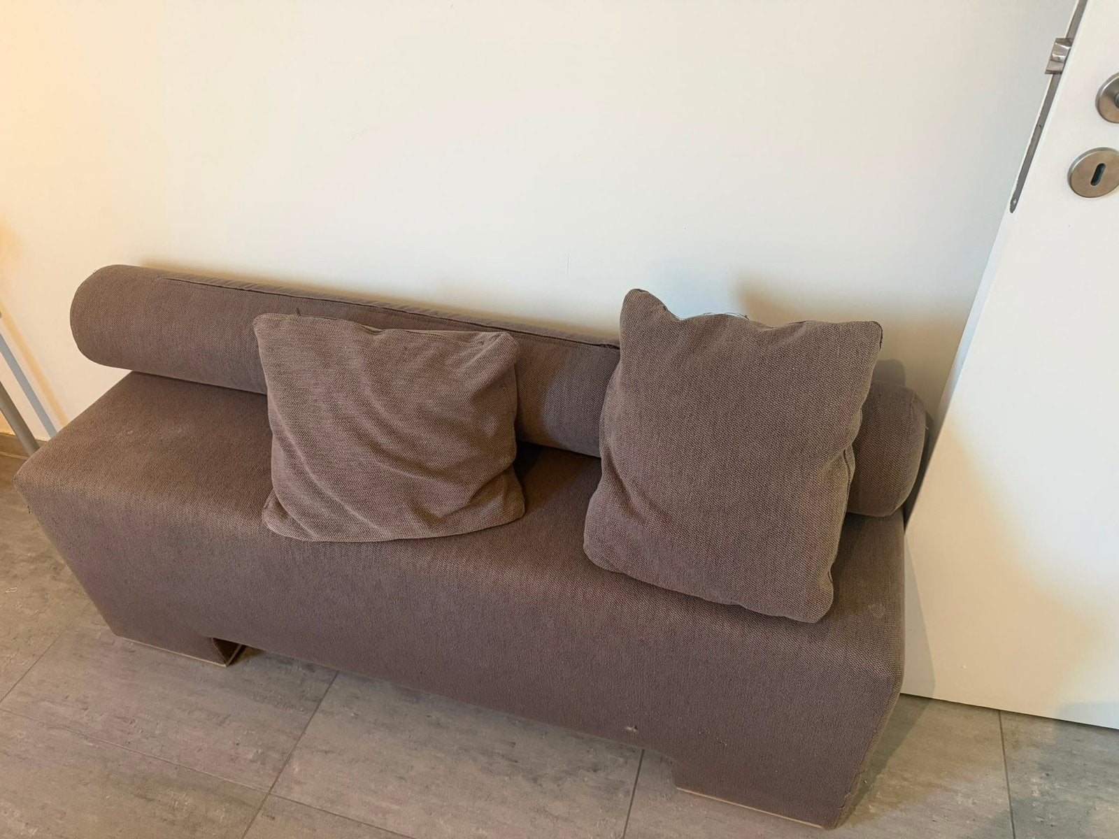 Bank bed lounge taupe met kussens, Ophalen, Gebruikt