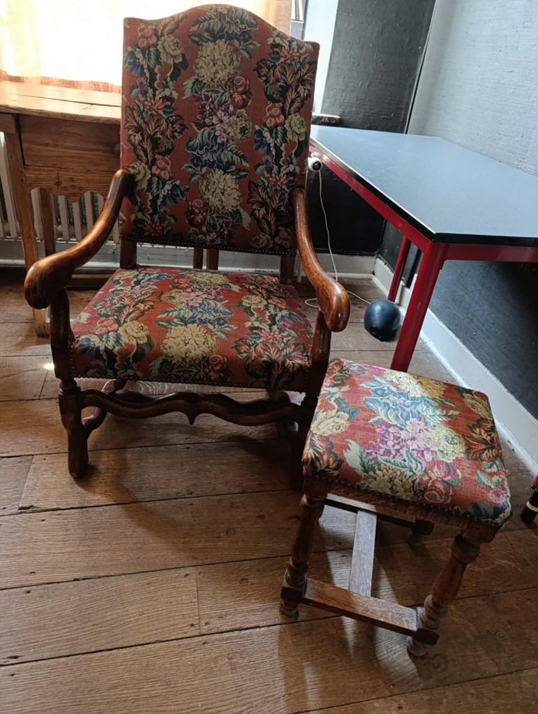 Fauteuil de style Louis XIII et son repose-pieds, Enlèvement