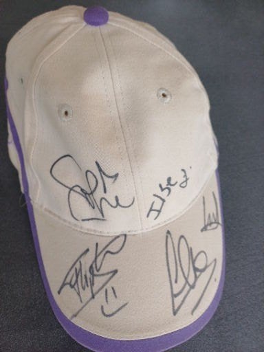 Pet Sjaal handtekening Kim Clijsters ea!, Collections, Enlèvement ou Envoi, Neuf, Casquette ou Bonnet