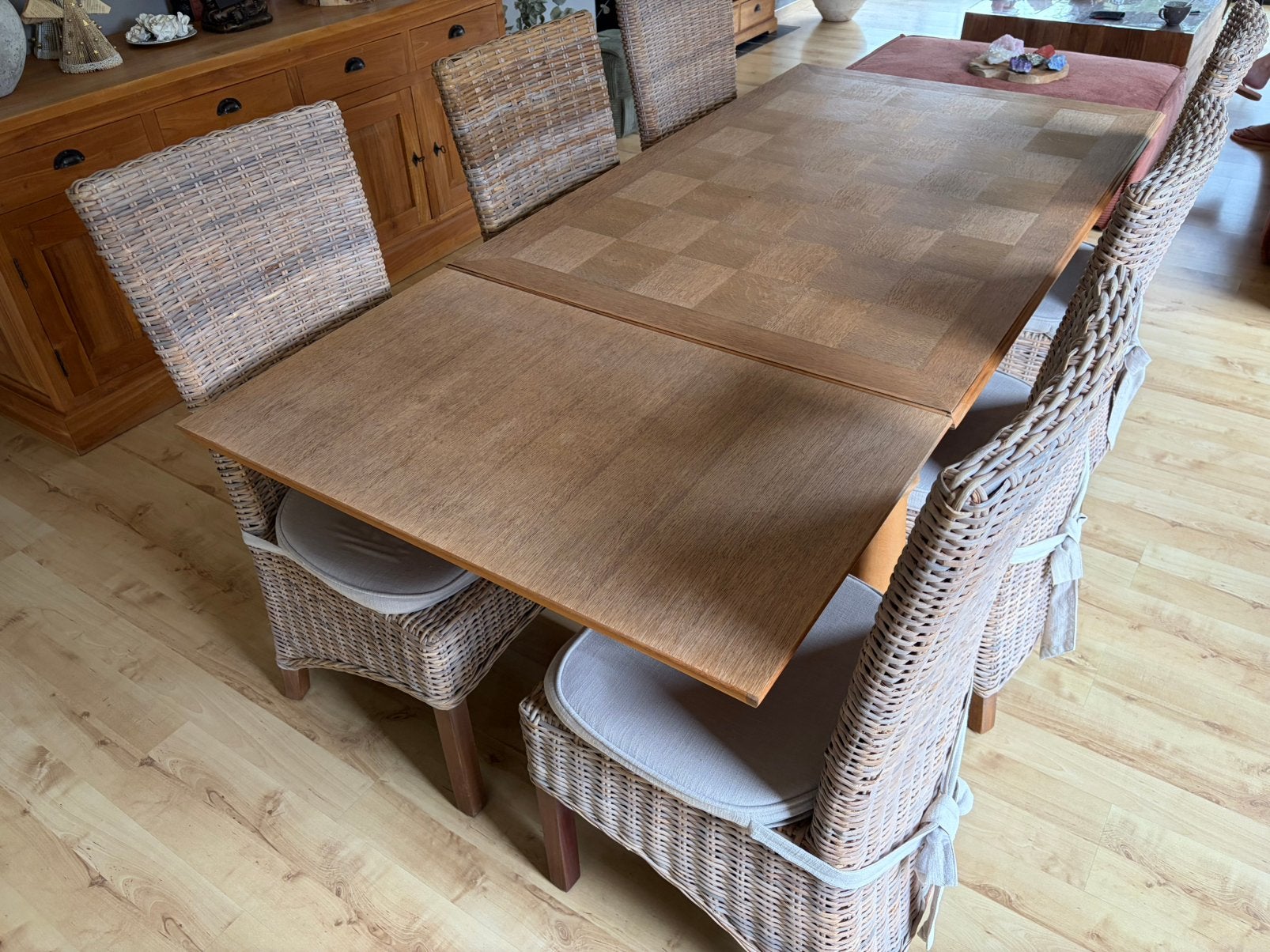 Houten tafel met rieten stoelen, Huis en Inrichting, Ophalen, Zo goed als nieuw