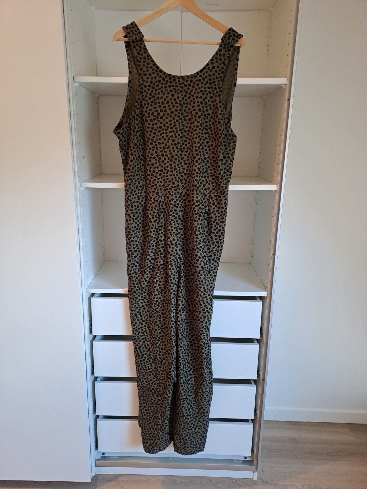 Mt 46 kakigroene jumpsuit met zwarte vlekken, zonder mouwen, Maat 46/48 (XL) of groter, Ophalen of Verzenden, Zo goed als nieuw
