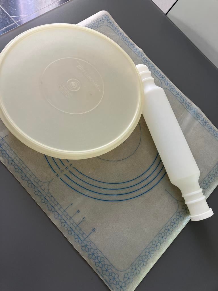 TUPPERWARE Taartdoos + deegrol + matje., Enlèvement ou Envoi, Utilisé