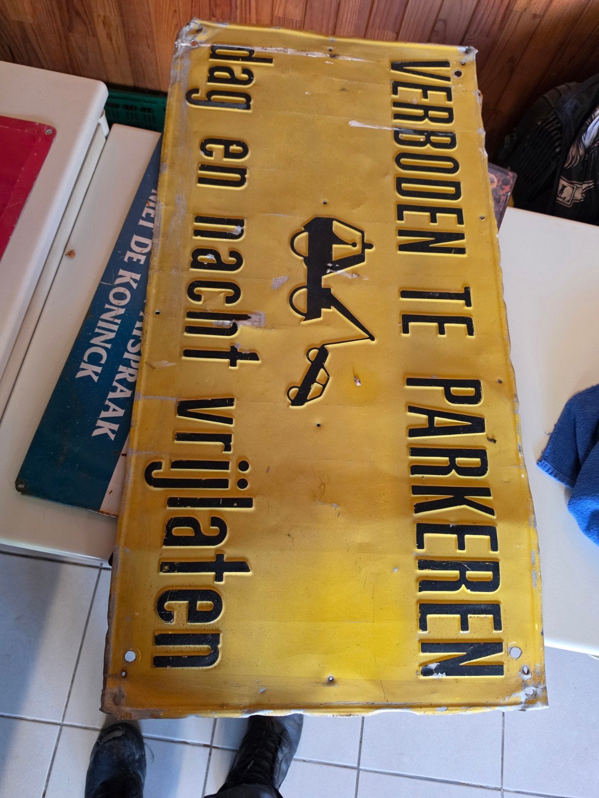 grote en kleine metalen borden, Enlèvement