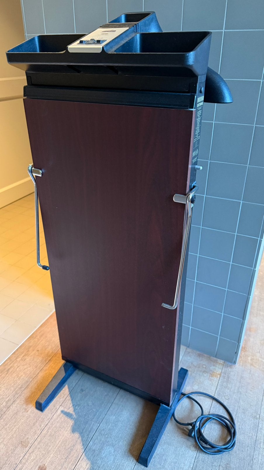 Titel: Luxe Corby Windsor Elektr Broekenpers Mahonie/Zwart, Ophalen, Zo goed als nieuw