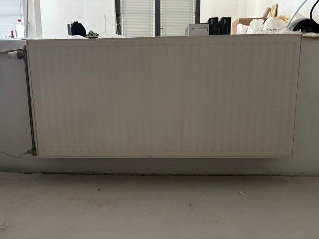 Radiateur à panneaux RADSON avec vanne thermostatique, Bricolage & Construction, Enlèvement, Radiateur