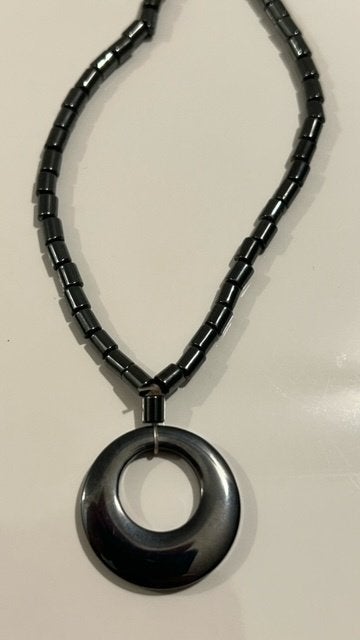 Donkere zilverkleurige ketting met ronde hanger, Ophalen of Verzenden, Zo goed als nieuw, Met hanger