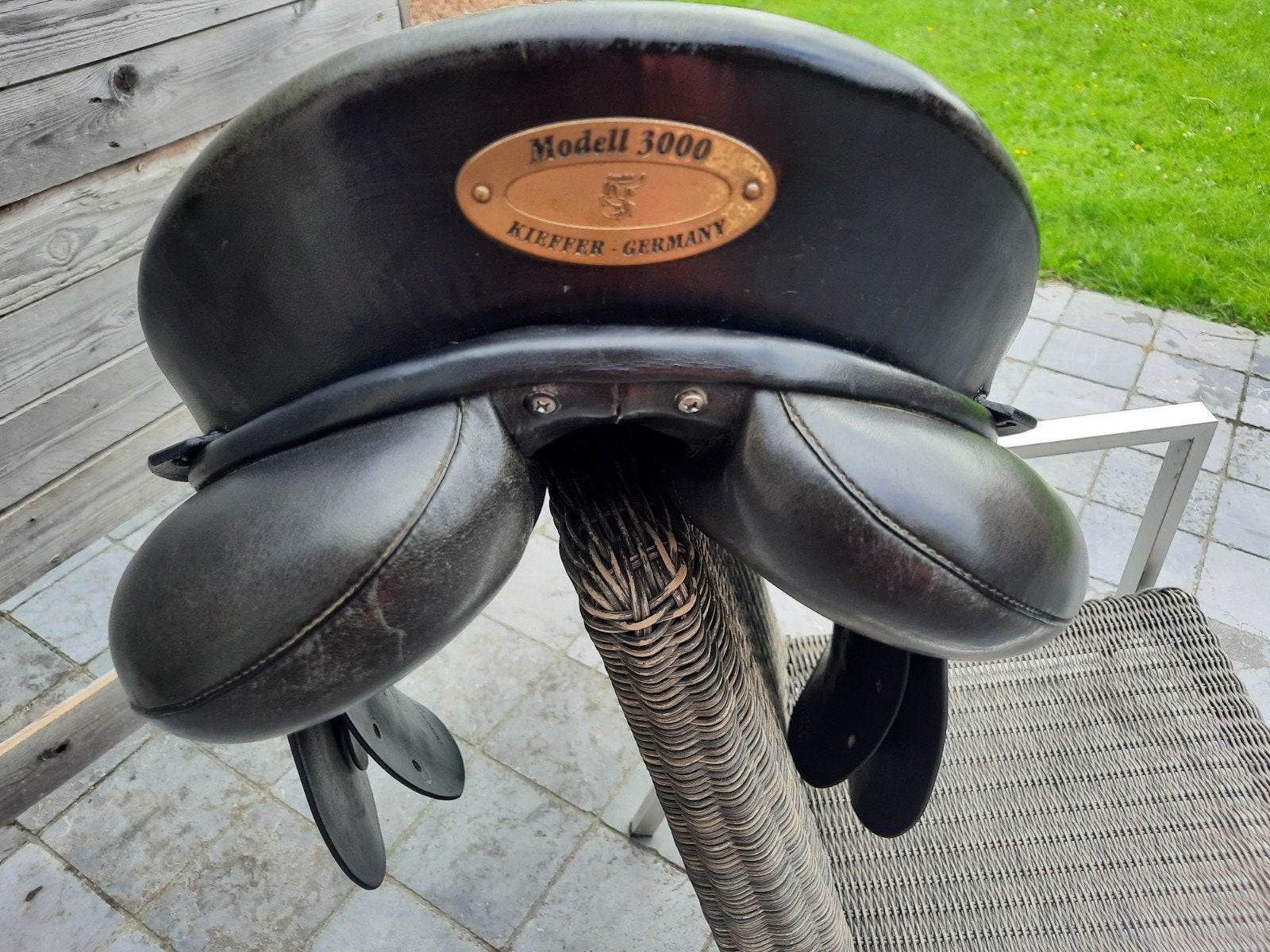 Kieffer 3000 Dressuurzadel, Animaux & Accessoires, Chevaux & Poneys | Selles, L (17.5 pouces), Utilisé, Étriers inclus, Siège creux
