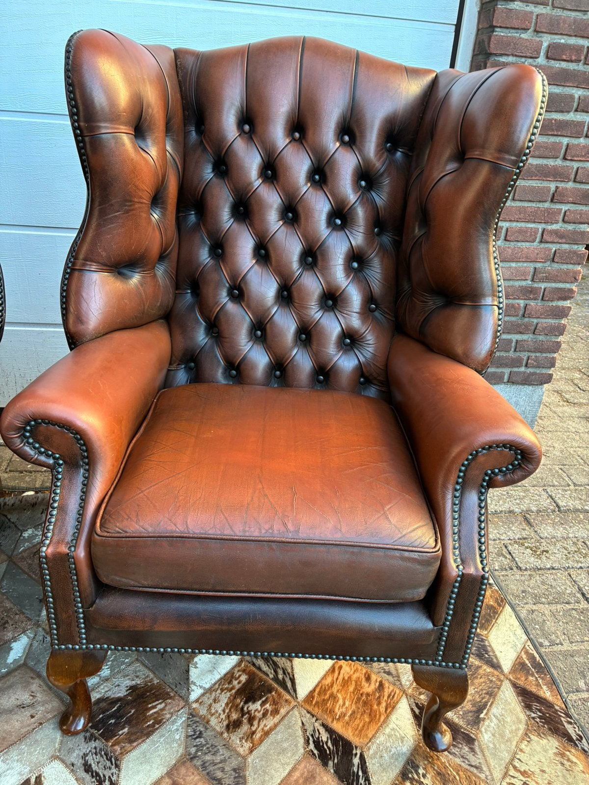 Twee dubbel gebogen chesterfield fauteuils in mooie staat, Huis en Inrichting, Fauteuils, Ophalen, Zo goed als nieuw, Leer