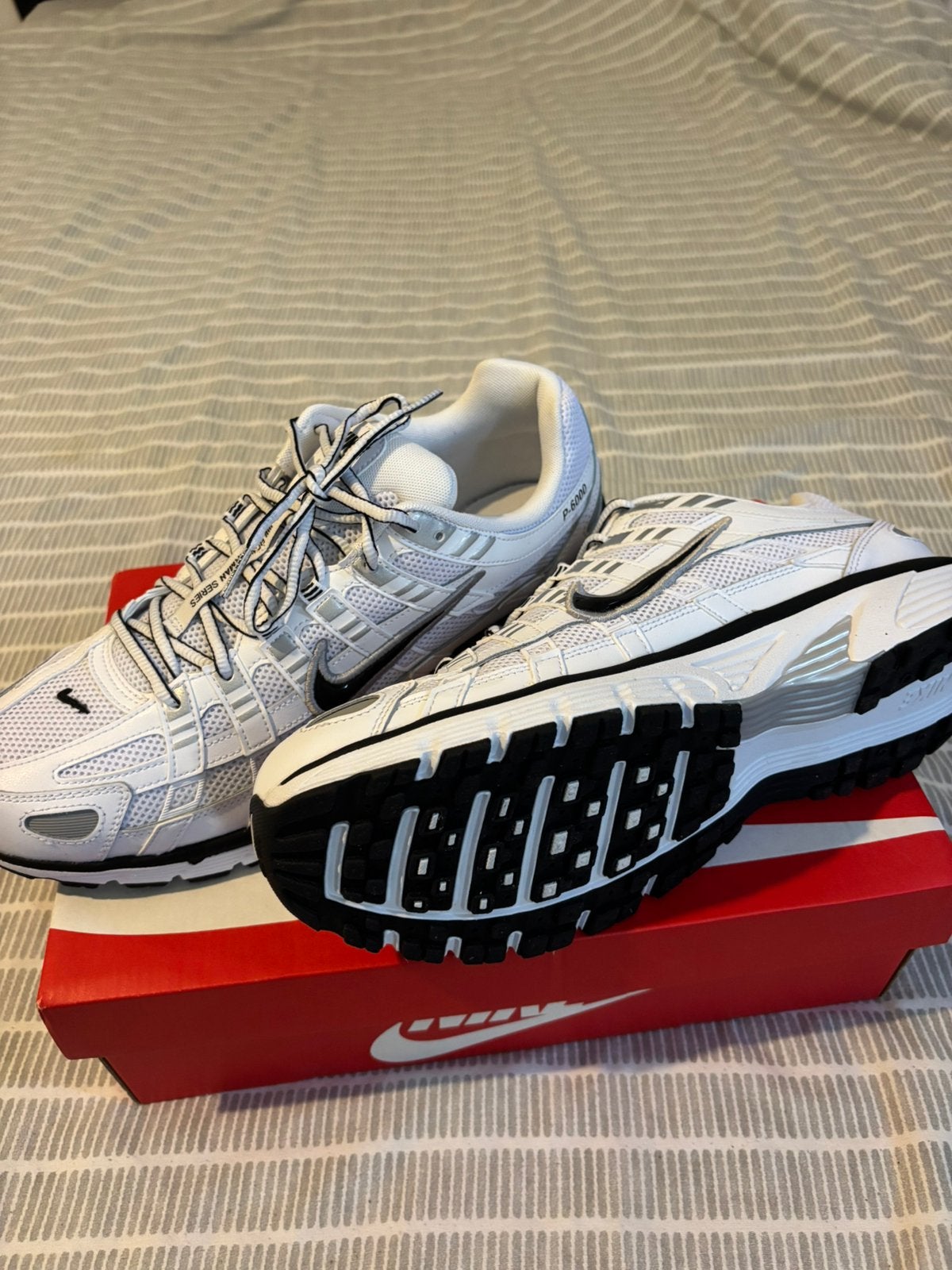 Nike P-6000 Wit/Zwart – Maat 46 – Nieuw – Met doos, Vêtements | Hommes, Comme neuf, Enlèvement, Blanc, Baskets