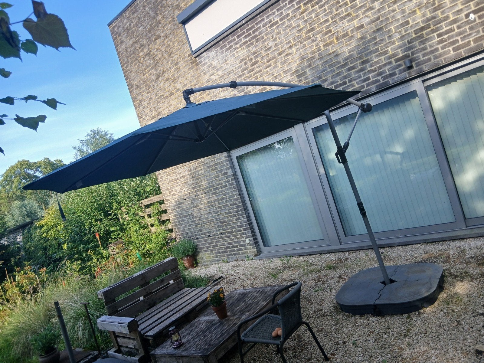 Zwevende parasol met voet, Ophalen