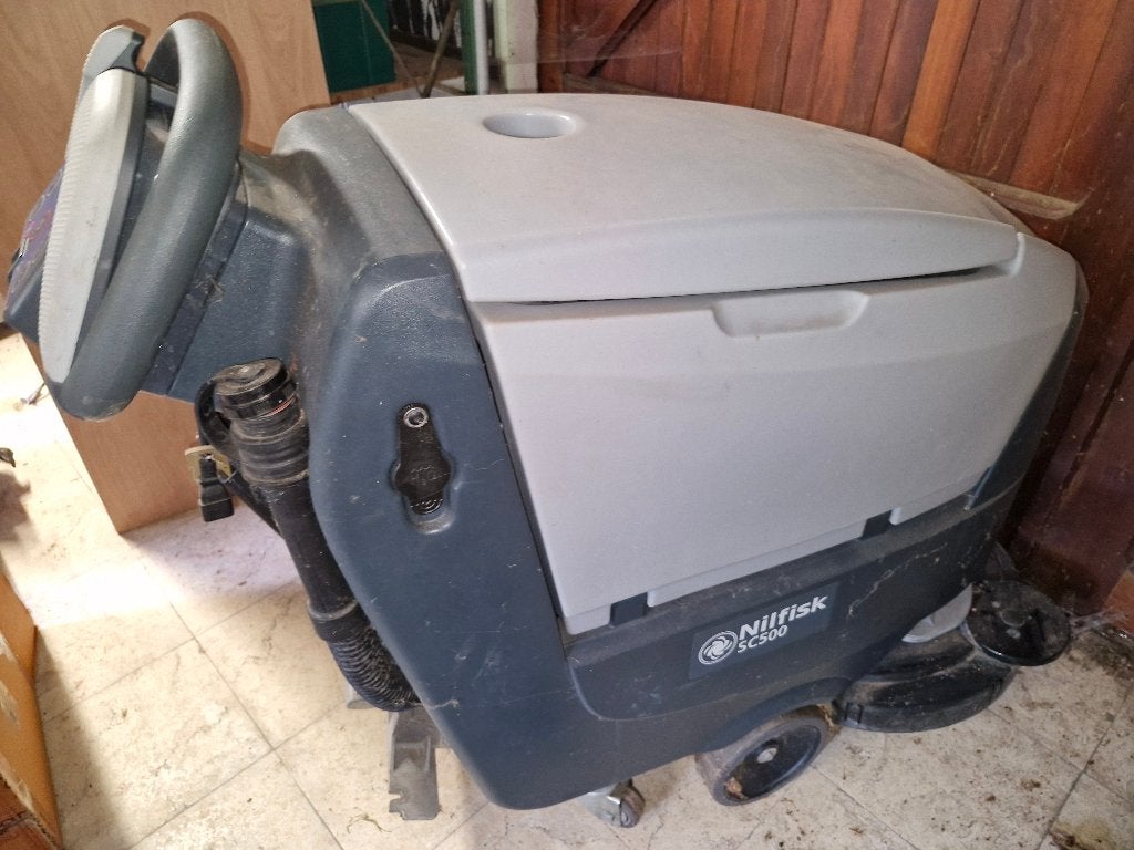 NILFISK BOENMACHINE VOOR INDUSTRIELE VLOEREN, Schoonmaken bedrijfsruimte