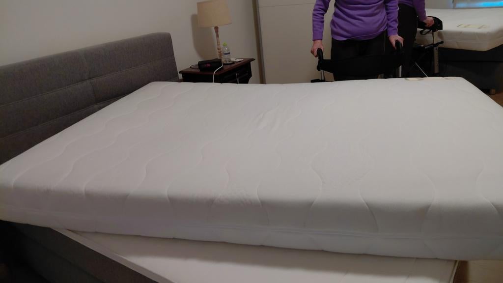 Matras, 1m40 op 2m00, Ophalen, Wit, Zo goed als nieuw, 140 cm