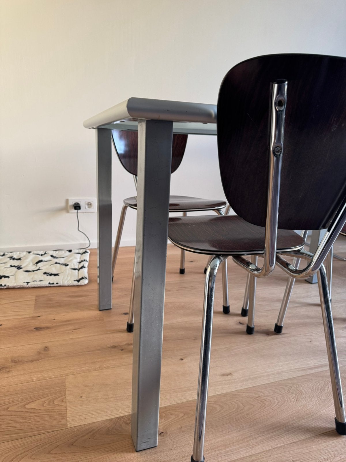 Chaises Formica brunes, Enlèvement