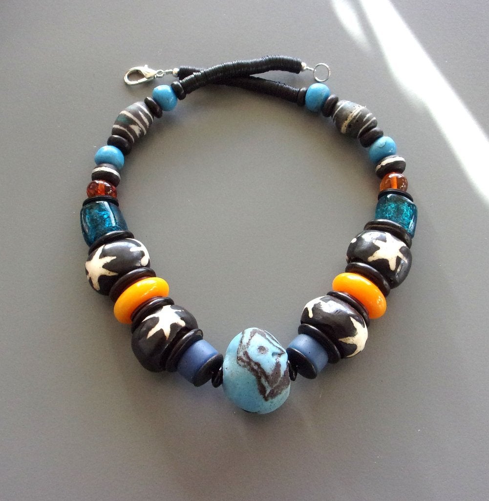 Afrikaanse ketting in blauw en honing, ruilkralen, batik bot, Ophalen of Verzenden, Nieuw, Blauw, Steen of Mineraal