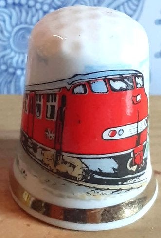 dés a coudre de collection porcelaine locomotive (6), Verzamelen, Vingerhoedjes, Ophalen of Verzenden, Zo goed als nieuw, Porselein