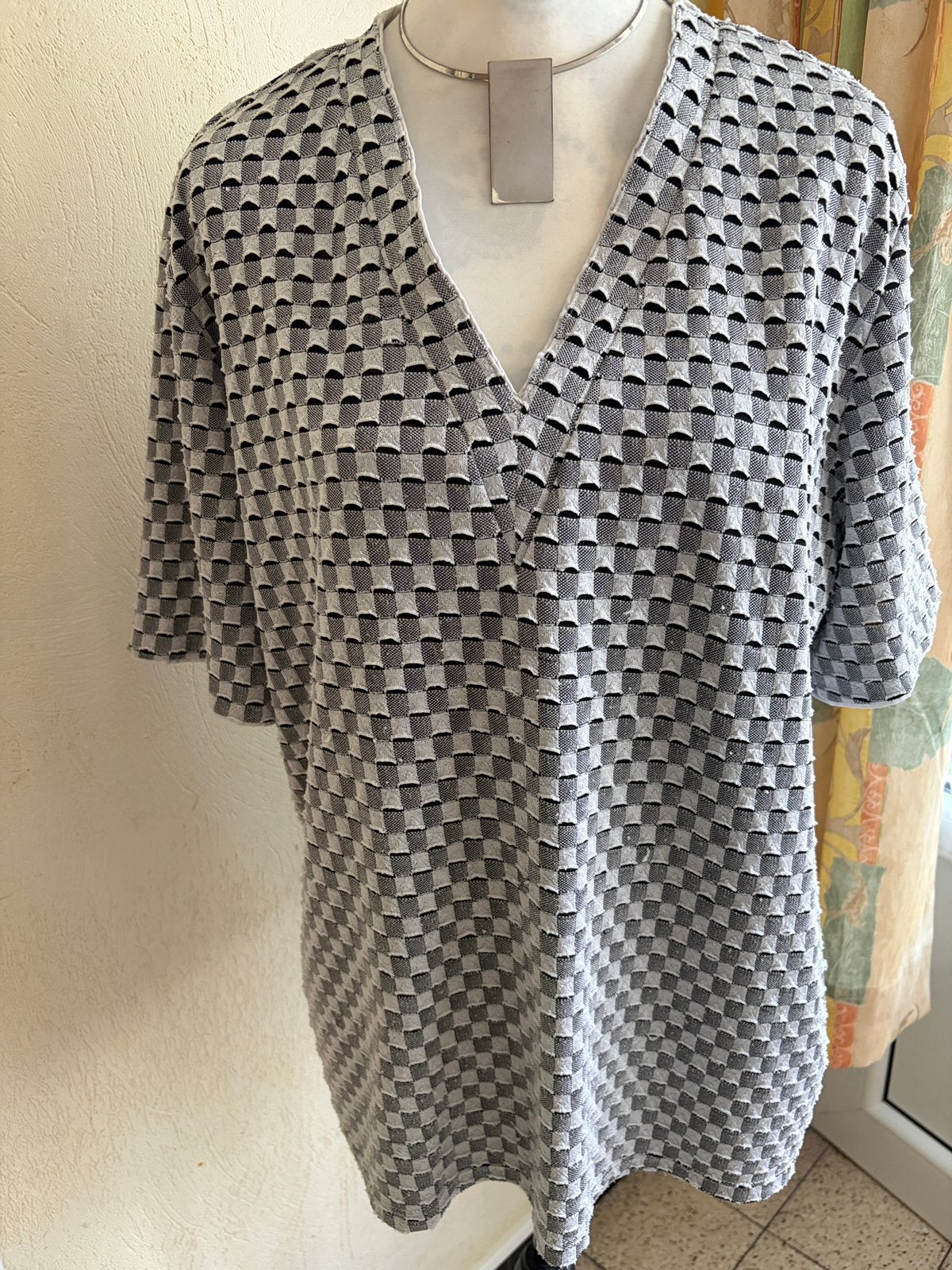 Blouse col V gris argenté et noir – Grande taille – 2 €, Enlèvement ou Envoi, Comme neuf, Gris