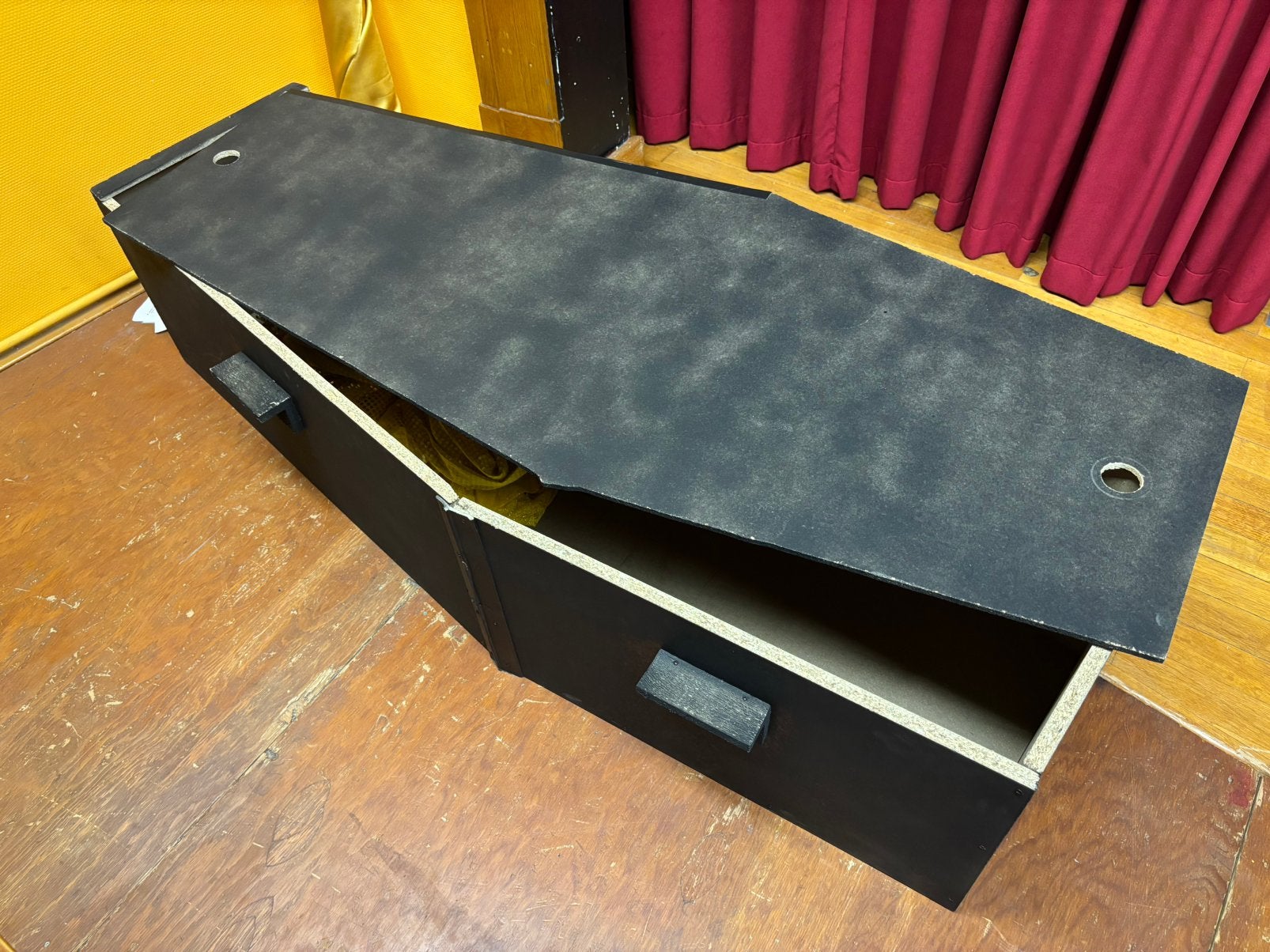 Cercueil pour décor théâtre, Enlèvement, Utilisé, Accessoires de théâtre