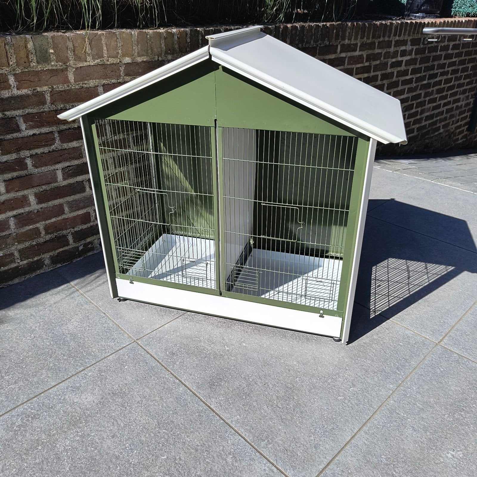 Groene metalen vogelkooi, Ophalen
