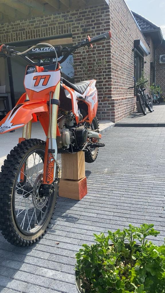 Motor tekoop 124cc 4tak, Fietsen en Brommers, Ophalen, Zo goed als nieuw