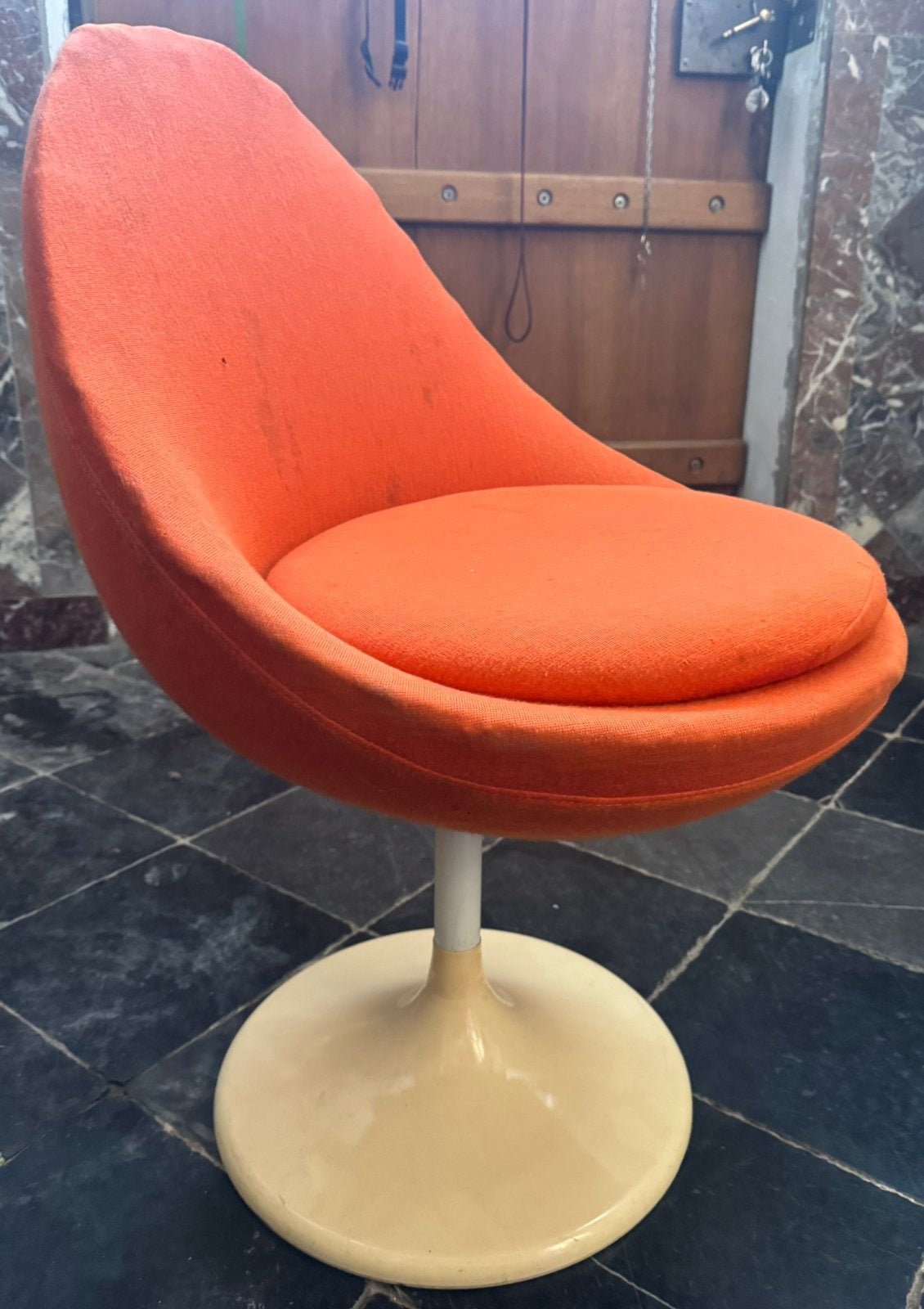 Fauteuil pivotant vintage orange et pied tulipe Joe Colombo, Enlèvement, Utilisé, Space Age Années 70