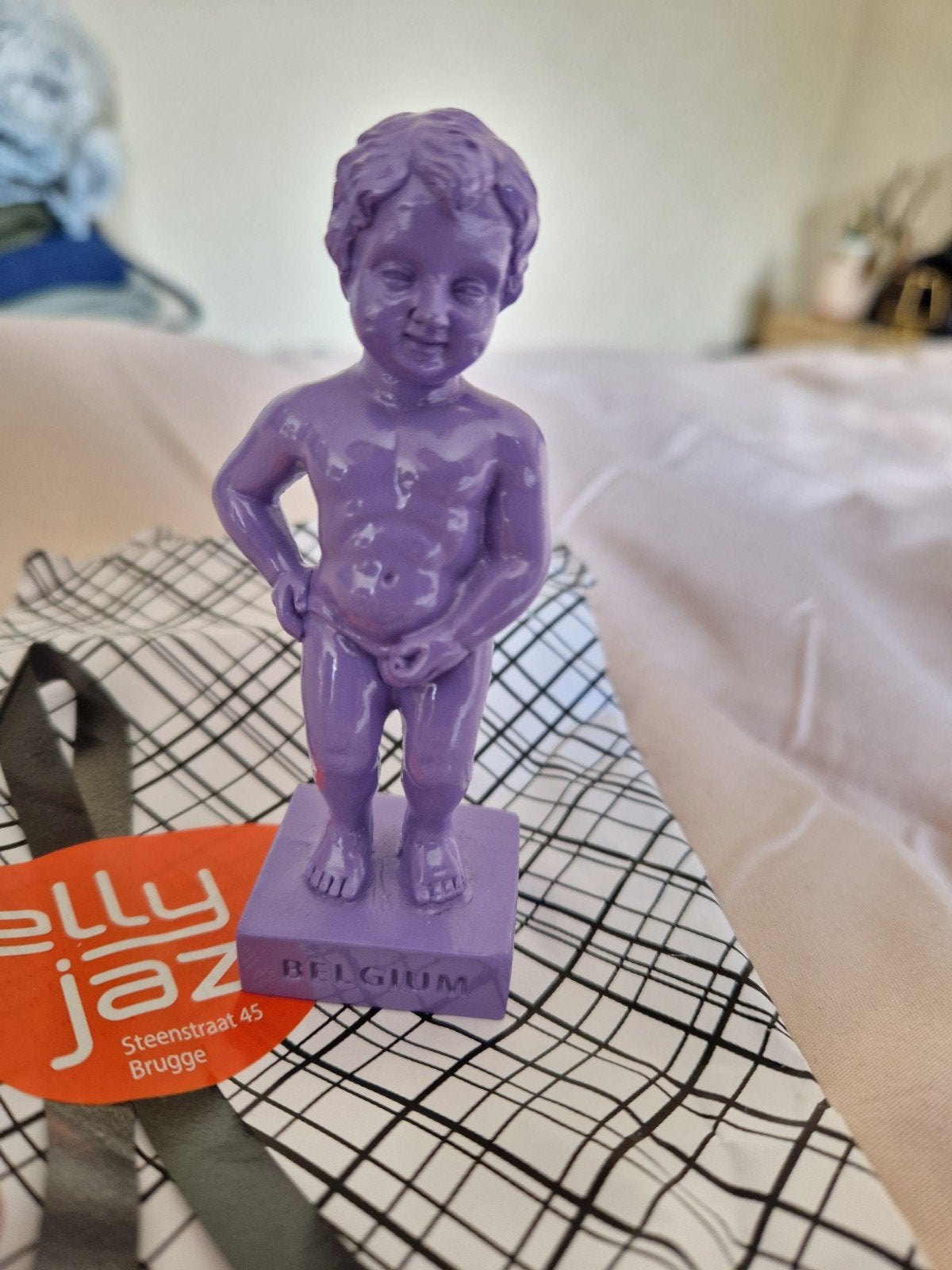 Manneke Pis beeldje (paars), Ophalen