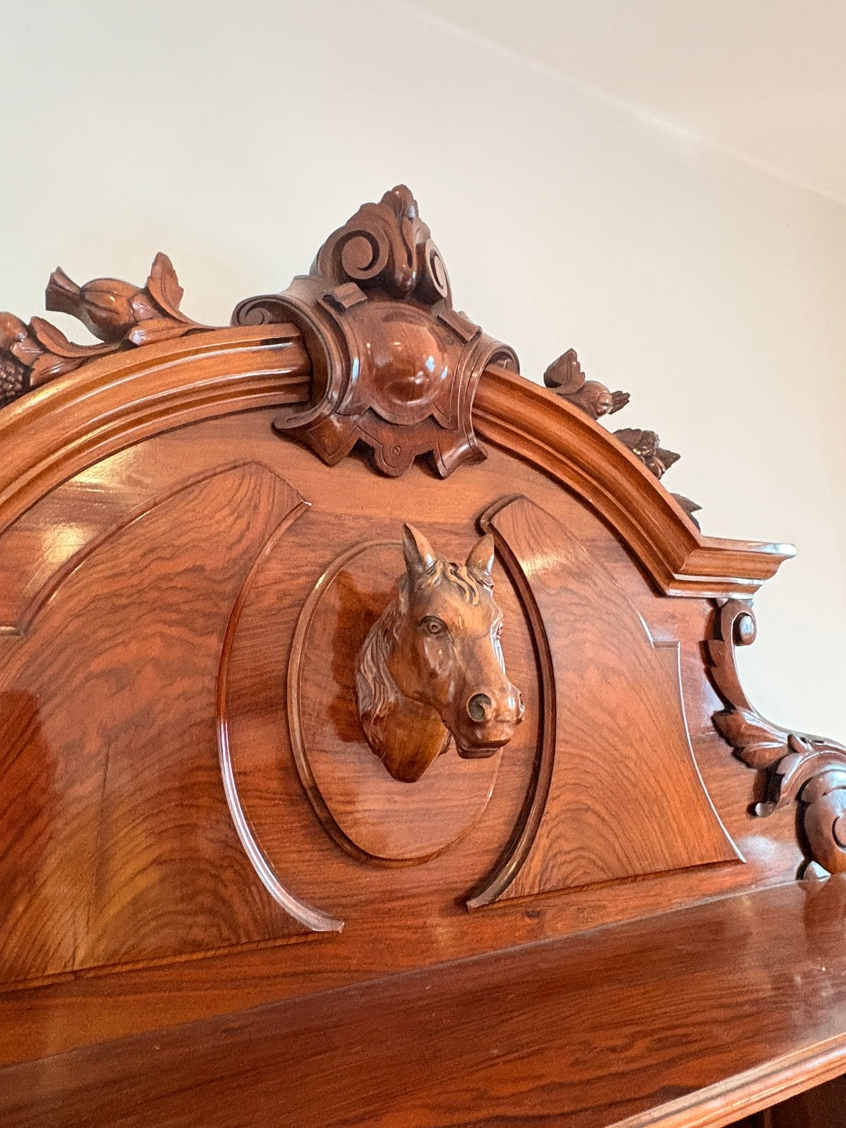 Buffet ancien avec miroir et sculptures — Noyer, Enlèvement