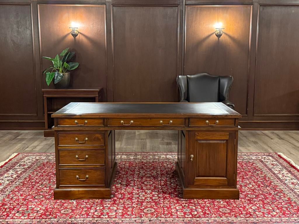 Klassiek Engels bureau #646, Huis en Inrichting, Hout, Bruin, Ophalen of Verzenden, Overige merken
